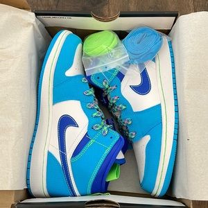NEW IN BOX Jordan 1 Mid sky blue
